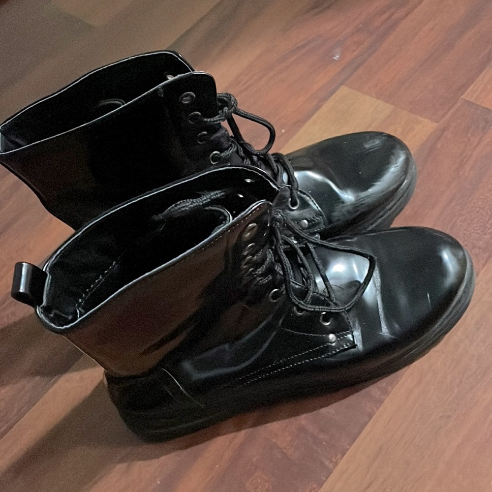 Women black boots